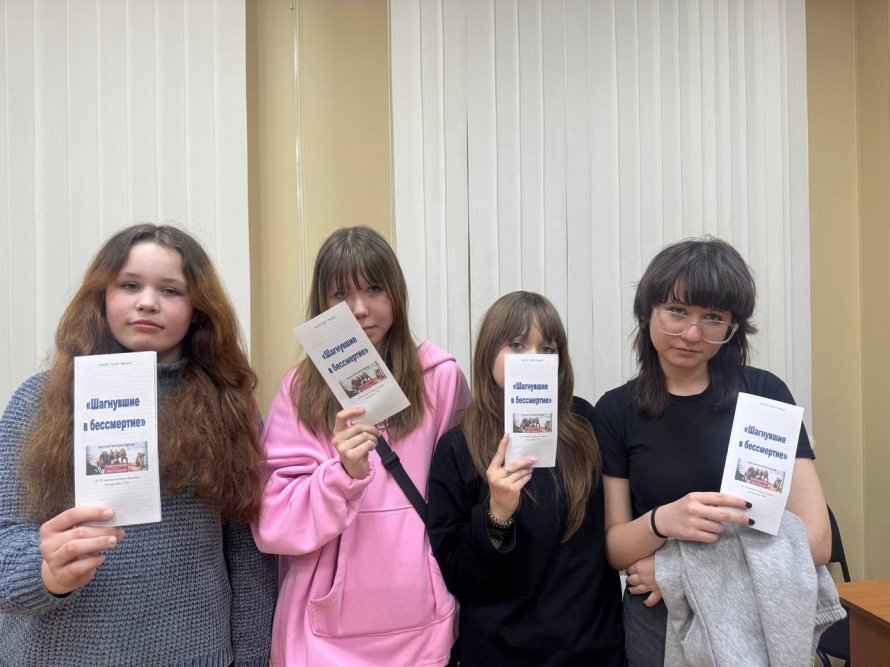 Светлой памяти Героев десантников 6-ой роты 104-го парашютно – десантного полка 76-ой гвардейской Черниговской Краснознаменной Воздушно-десантной дивизии и всем тем, кто погиб и воевал в Чечне был посвящён час мужества.