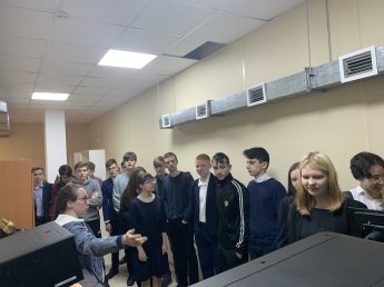 Кто такой киномеханик и как проходит его рабочий день?